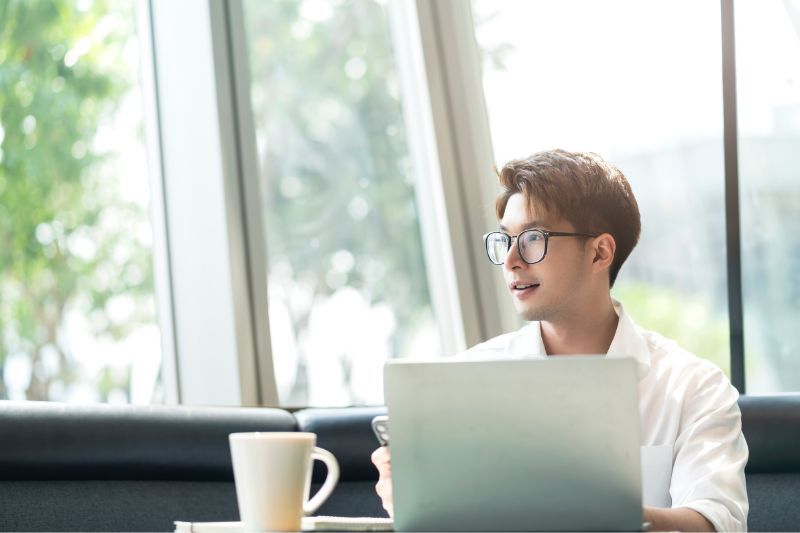 Mỗi khi nhìn trái hoặc phải, bạn nên xoay đầu chậm rãi để tránh bị choáng.