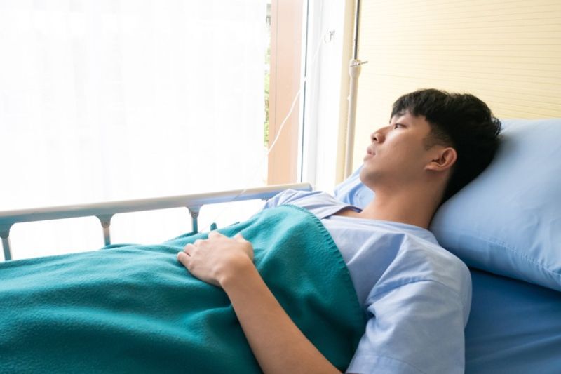 Loạn thị 4 độ có mổ được không? Người bệnh nên nằm nghỉ ngơi và ngủ trong vòng 2 giờ - 4 giờ sau mổ, chỉ nên mở mắt khi cần thiết.