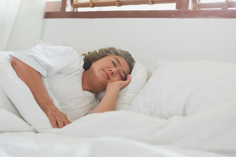người cao tuổi thì nhu cầu ngủ càng giảm