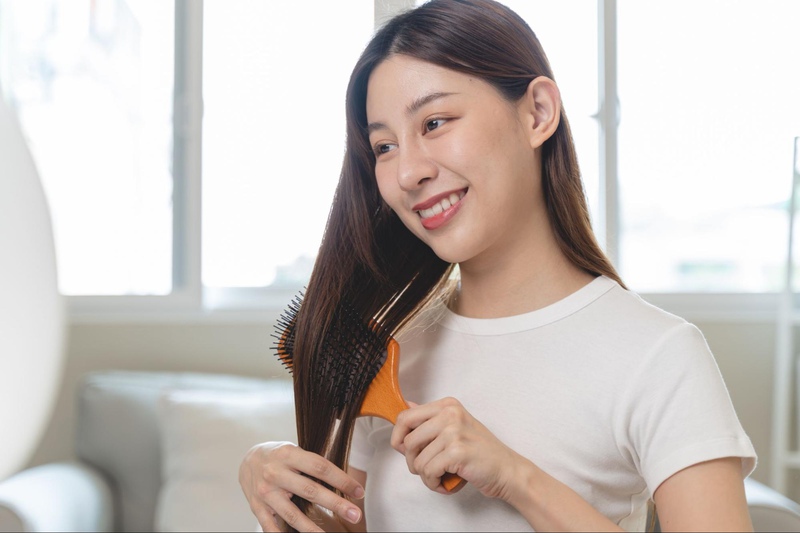 phụ nữ chải tóc