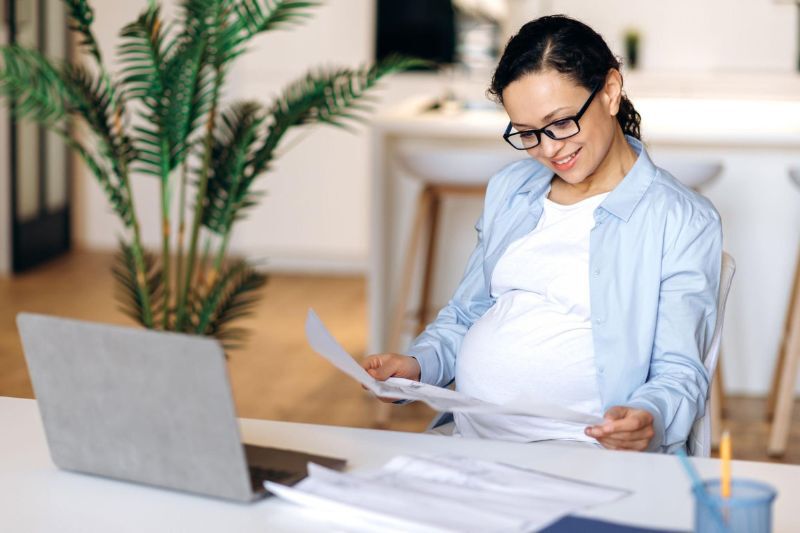 Phụ nữ mang thai có sự biến động nội tiết tố trong cơ thể, ảnh hưởng đến giác mạc, không nên phẫu thuật loạn thị trong giai đoạn này.