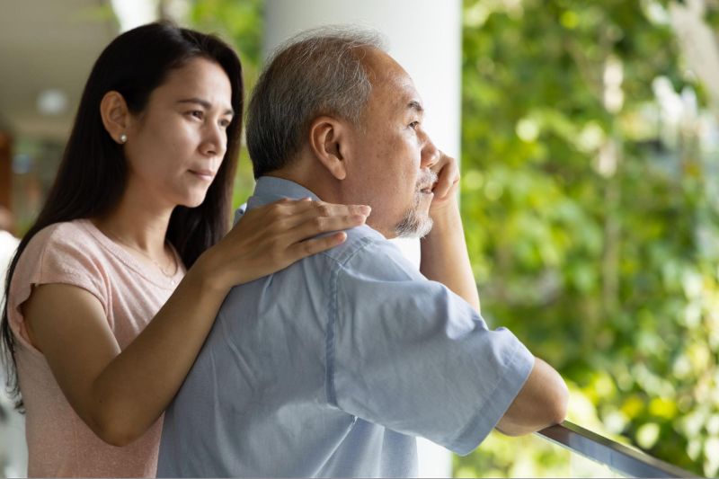 Phụ nữ trung niên thường phải chăm sóc gia đình, người lớn tuổi, làm tăng áp lực cuộc sống.