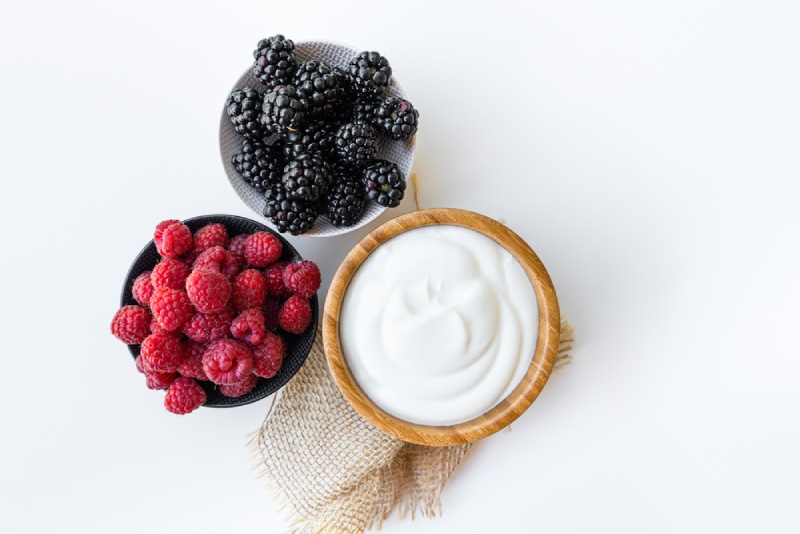 sữa chua kết hợp trái cây tốt cho bệnh gan