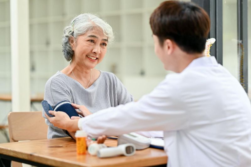 suy tim ở người già cần thăm khám bác sĩ