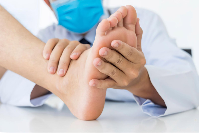 Thăm khám viêm khớp mắt cá chân
