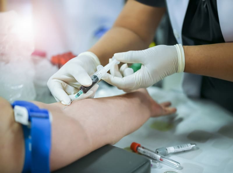 tiến hành lấy máu để xét nghiệm