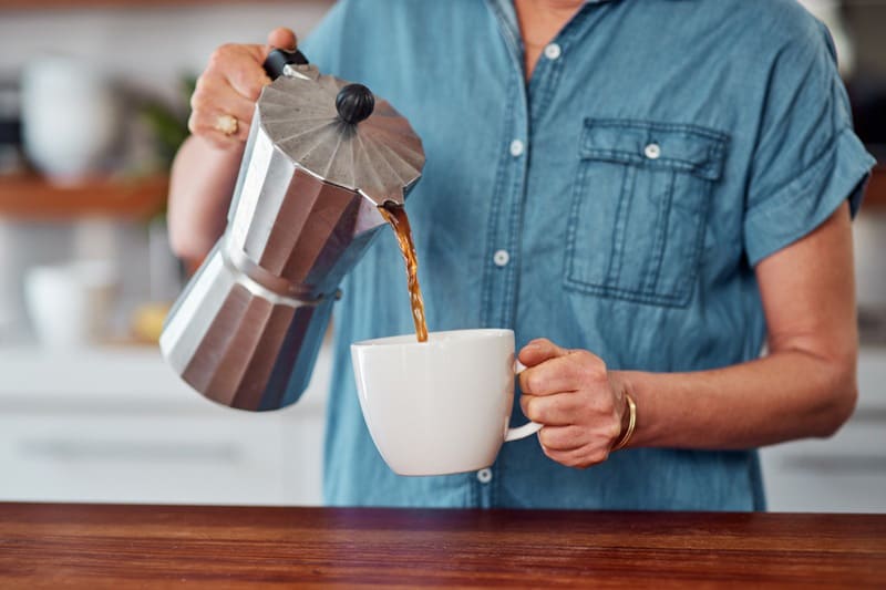 tiêu thụ caffeine giúp hết buồn ngủ