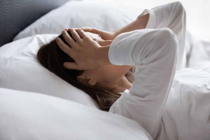 Phụ nữ tiền mãn kinh bị đau đầu thường kèm với tình trạng khó ngủ, mất ngủ.