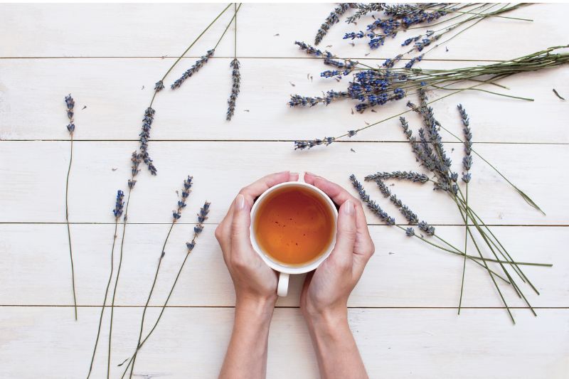 Trà hoa oải hương, hoa cúc, lạc tiên có tác dụng an thần, thúc đẩy giấc ngủ ngon cho phụ nữ tiền mãn kinh.