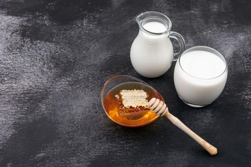 kết hợp mật ong và sữa chua trị nám