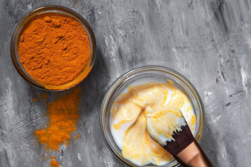 sữa chua và nghệ hỗ trợ trị nám