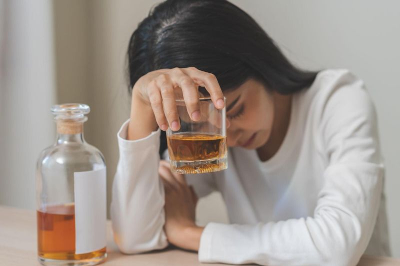 Phụ nữ thường xuyên uống rượu bia sẽ góp phần gây u xơ tử cung.