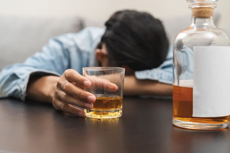 uống rượu quá mức làm giảm phản xạ thần kinh