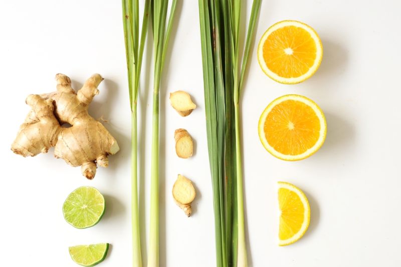 dùng sả, chanh, gừng xông mặt