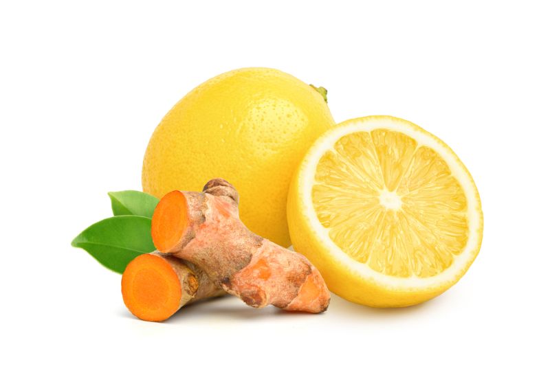 dùng chanh và nghệ đun xôi xông mặt