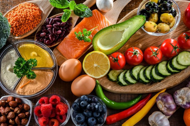 Để cân bằng nội tiết tố và phòng ngừa biến chứng mãn kinh, nên bổ sung phytoestrogen, canxi, vitamin D, chất xơ, chất béo lành mạnh, chất chống oxy hóa, đồng thời hạn chế đường, muối, chất béo bão hòa và rượu bia.