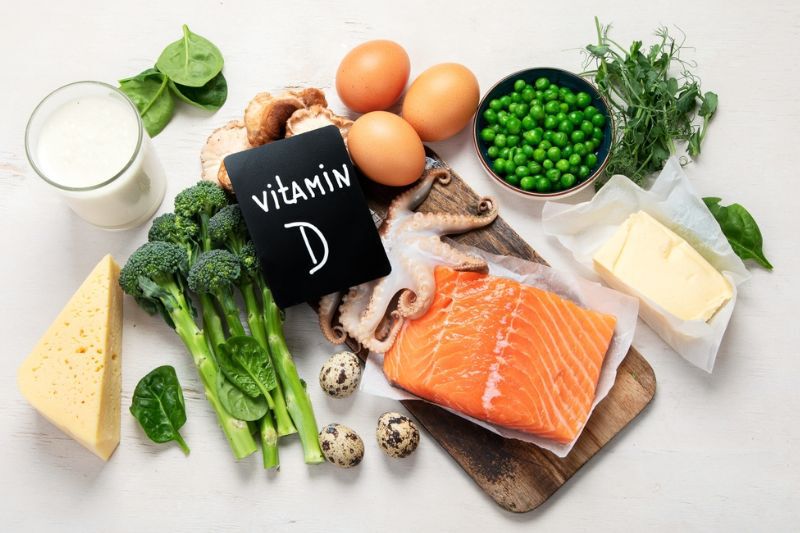 Phụ nữ mãn kinh nên bổ sung vitamin D để duy trì mật độ xương và giảm nguy cơ gãy xương.