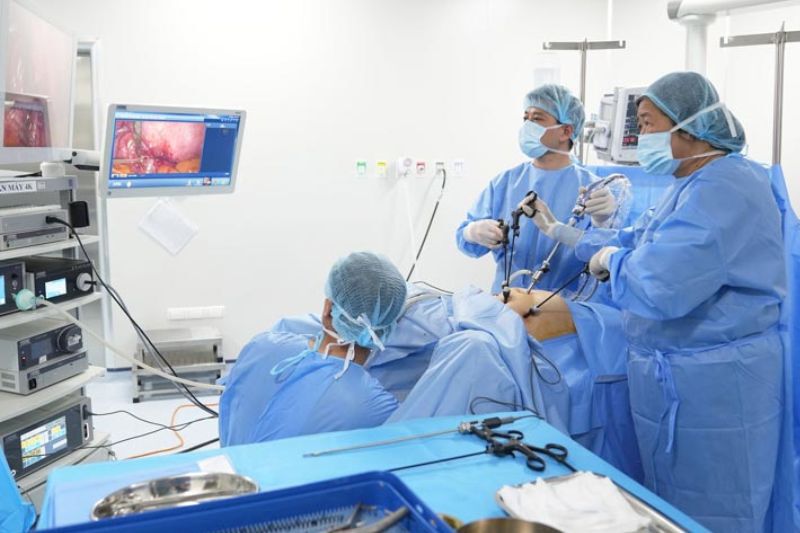 Chẩn đoán u xơ tử cung sau mãn kinh bằng nội soi buồng tử cung để quan sát bên trong tử cung, đánh giá các bất thường