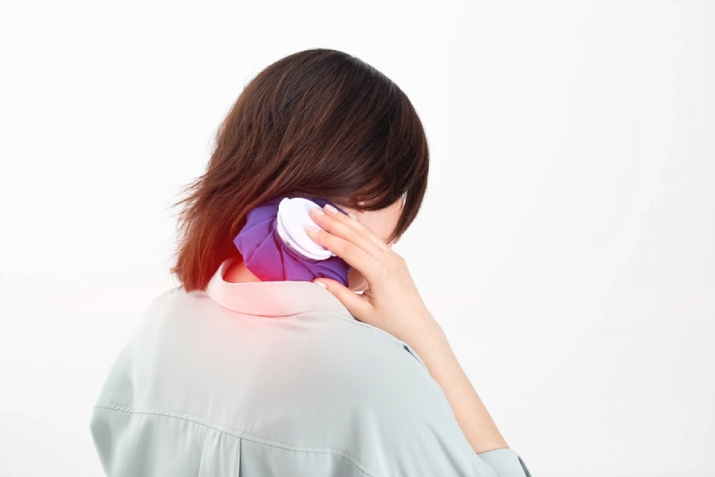 Chườm lạnh giúp cải thiện tình trạng đau