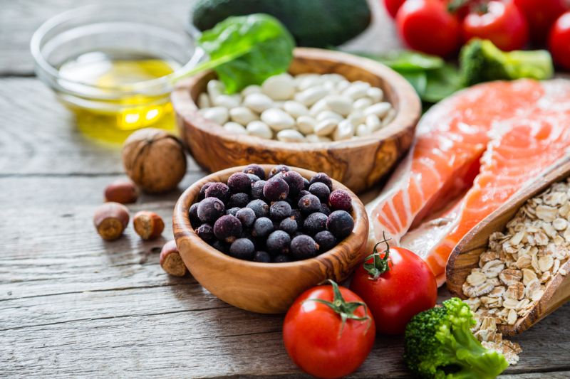 ăn rau xanh, ngũ cốc để tăng cường sức khỏe tim