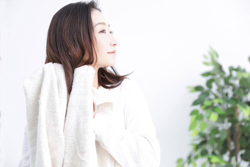 lau khô tóc bằng khăn