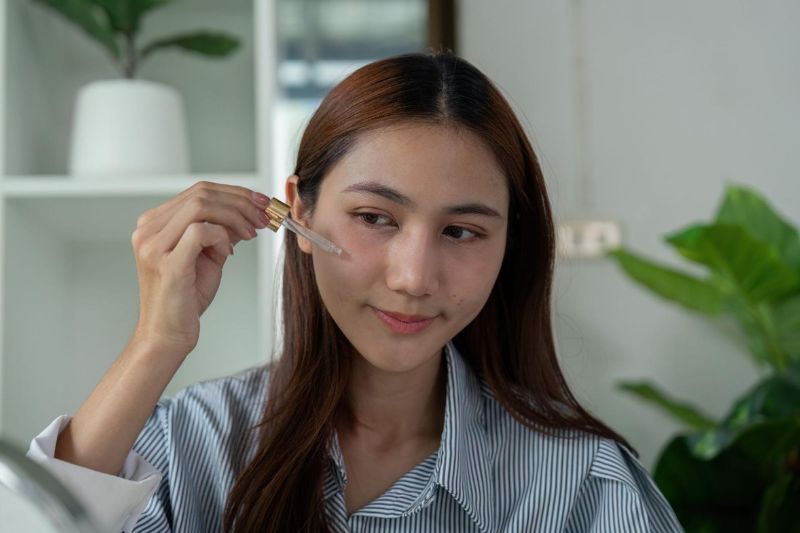 dùng serum chăm sóc da