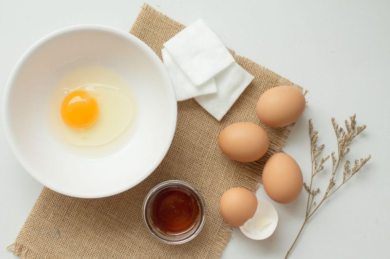 mặt nạ trứng gà và mật ong hỗ trợ mờ nám