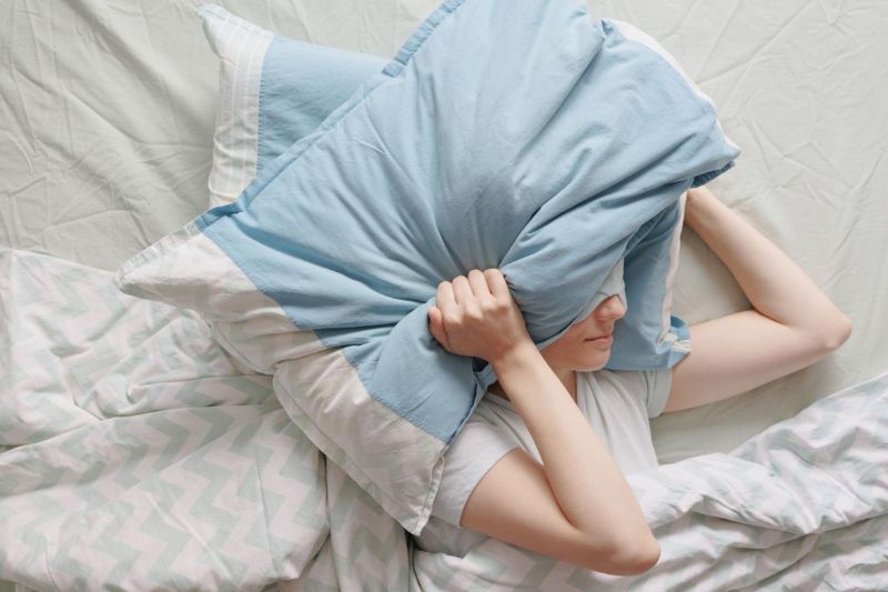 Mất ngủ, ngủ không sâu giấc là biểu hiện thường gặp ở phụ nữ tiền mãn kinh sớm.