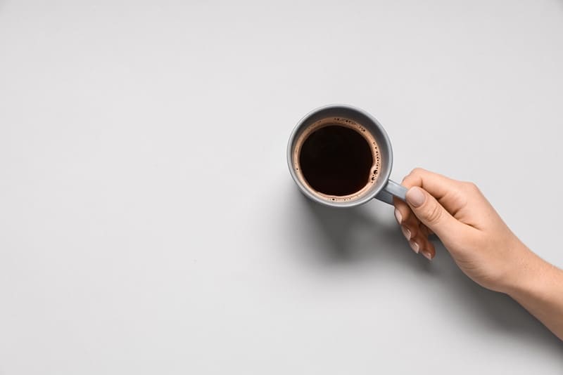 người bệnh cần tránh caffeine hoặc rượu