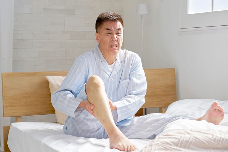 người cao tuổi dễ bị chuột rút bắp chân khi ngủ