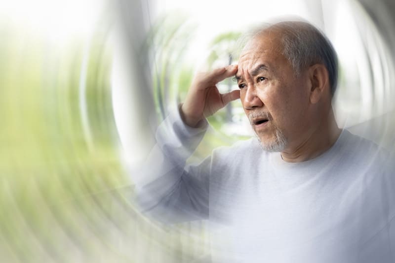 người cao tuổi dễ bị mất ngủ do rối loạn tiền đình