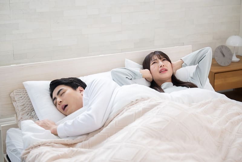 người thường xuyên ngủ ngáy nên đi đo đa ký giấc ngủ