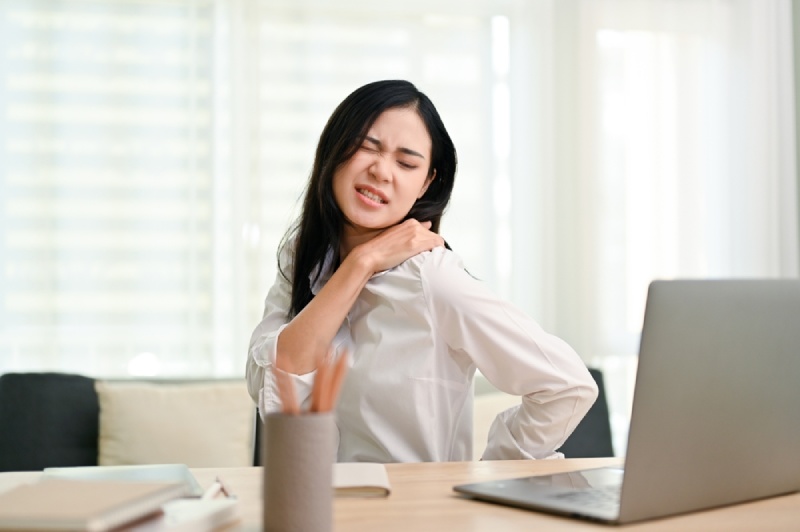 Nhân viên văn phòng dễ bị đau vùng vai gáy