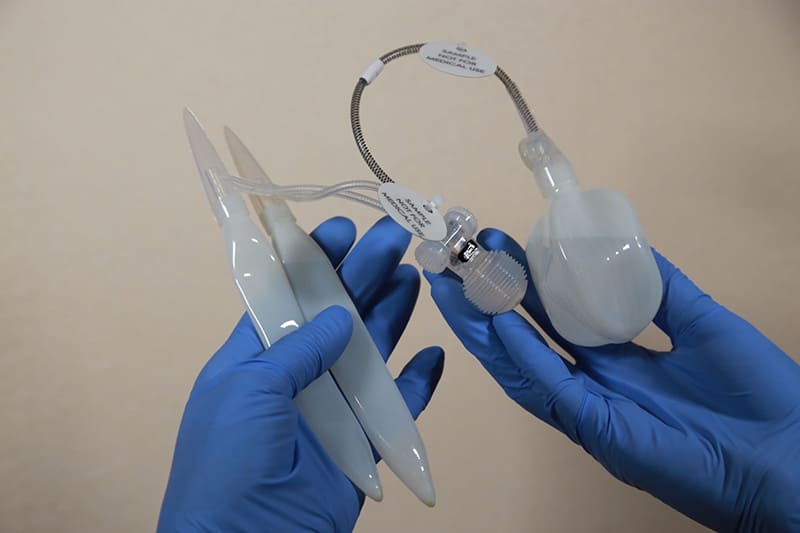 phẫu thuật đặt thể hang nhân tạo