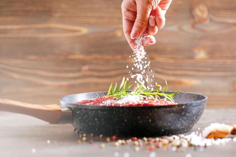người bệnh tim mạch nên giảm muối