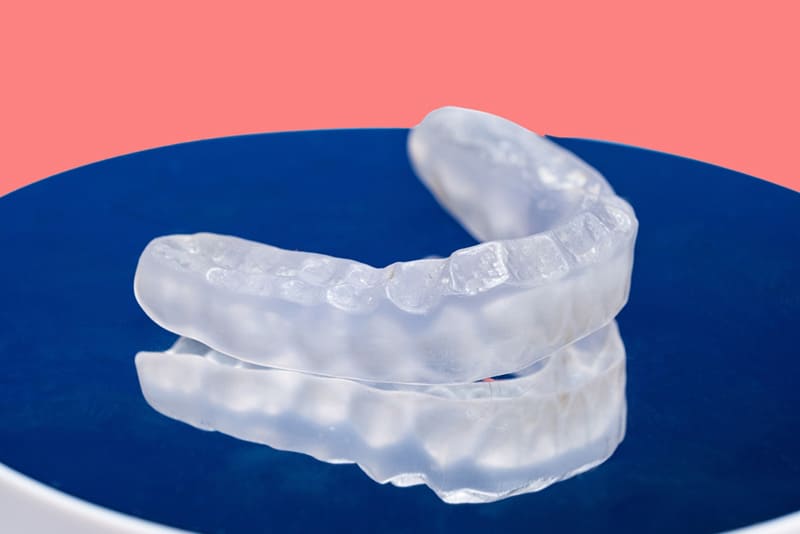 sử dụng máng chống nghiến răng