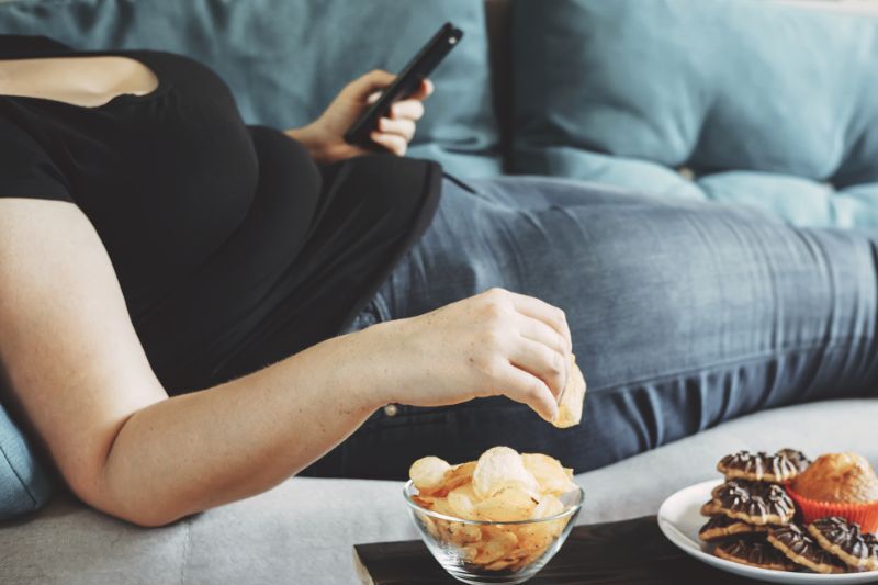 Mãn kinh có tăng cân không? Tăng cân mãn kinh do sự thay đổi hormone, suy giảm trao đổi chất, lười vận động, chế độ ăn uống không lành mạnh và di truyền.