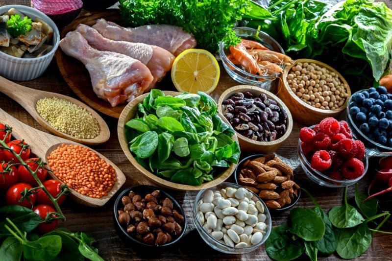 Tuổi mãn kinh nên tăng cường rau xanh, trái cây, hạn chế tinh bột, đường và chất béo xấu.