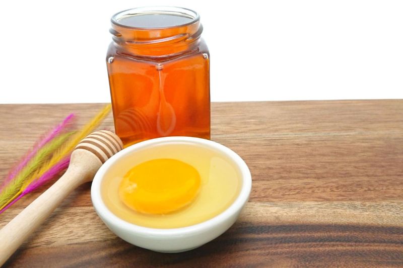 mật ong và trứng gà hỗ trợ trị tàn nhang