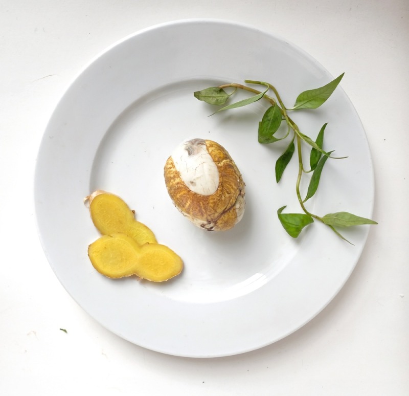 ăn trứng vịt lộn cần kèm rau râm