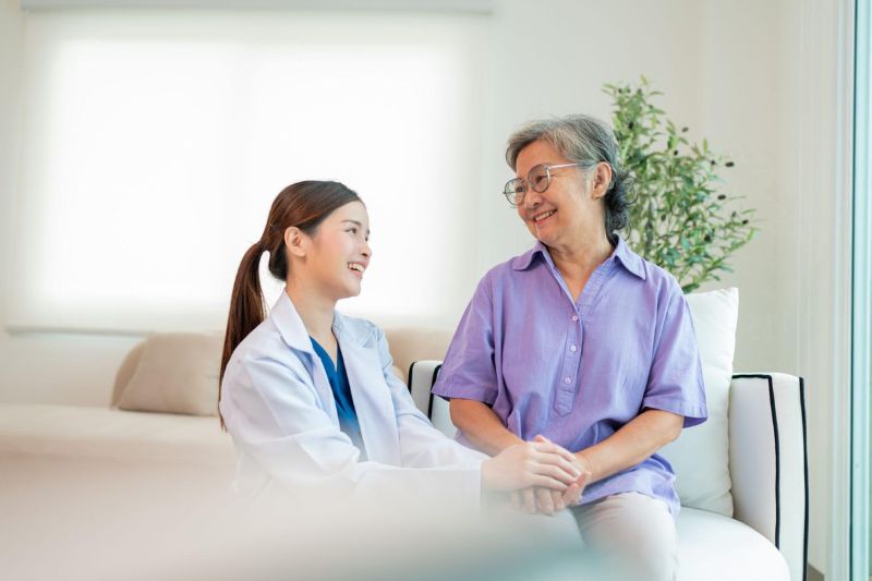 bác sĩ trò chuyện với bệnh nhân trong quá trình trị bệnh