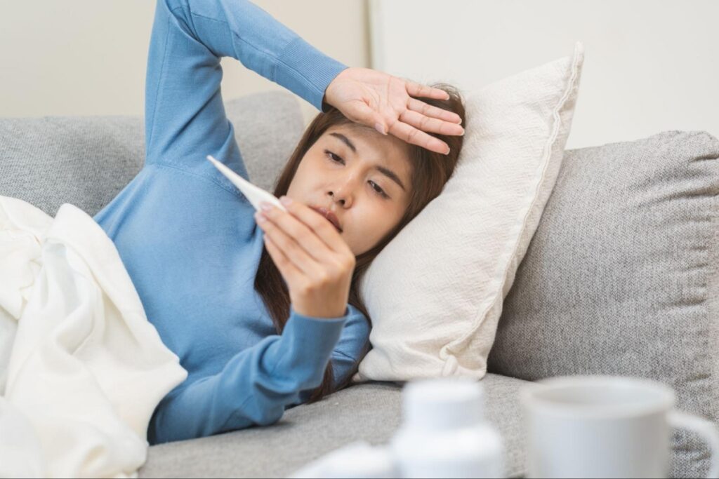 dấu hiệu sốt ở người lớn nhiễm mô cầu khuẩn