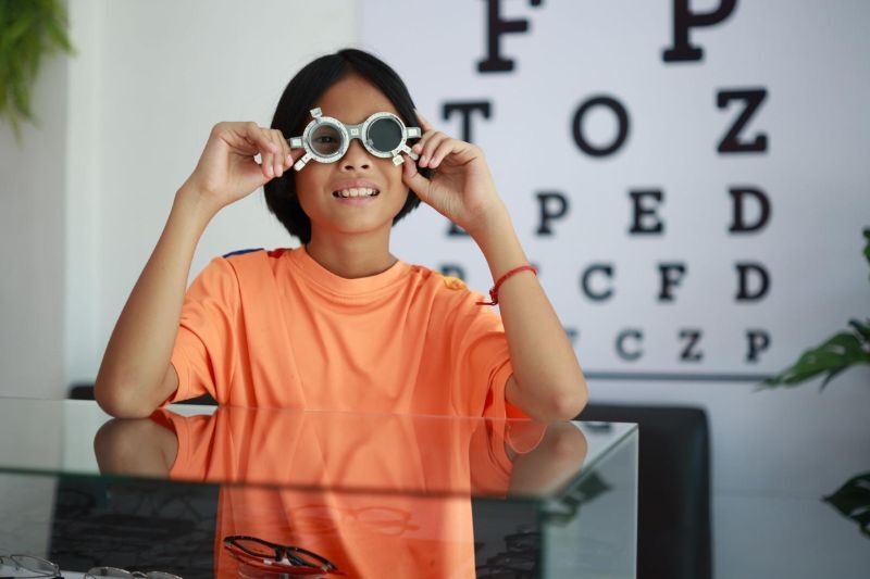 Khám mắt định kỳ giúp phát hiện tật khúc xạ ở trẻ