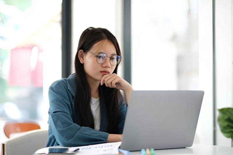 Nên đeo kính lúc làm việc và tham gia giao thông