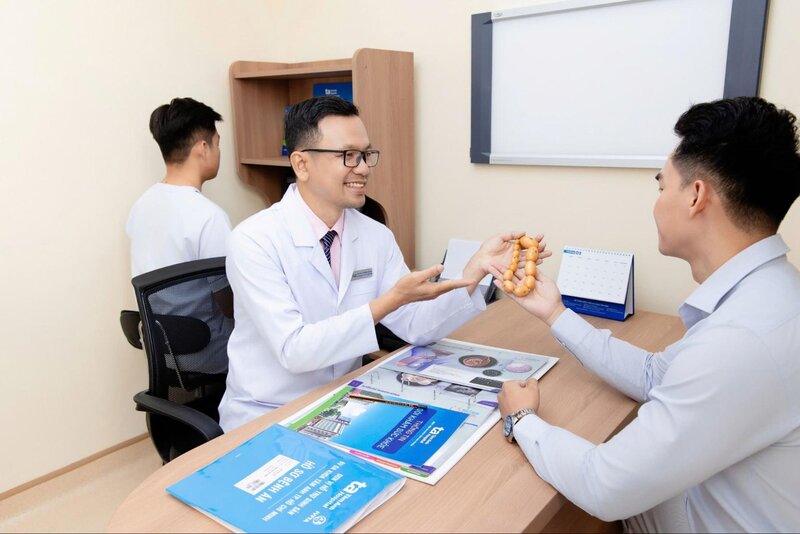 người bệnh tái khám sau cắt bỏ tuyến tiền liệt