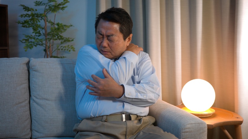 Người cao tuổi trên 60 bị đau vai gáy