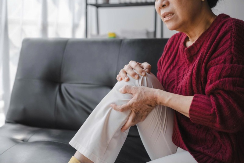 Người già bị tràn dịch khớp gối