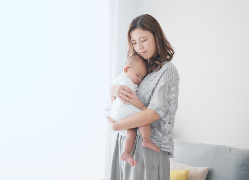 Tư thế đúng khi bế trẻ phòng ngừa đau khớp gối