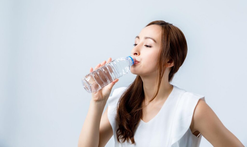 uống đủ nước bảo vệ sức khỏe