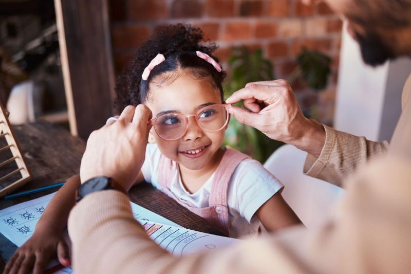 Ba mẹ hướng dẫn trẻ cách đeo và bảo vệ kính mắt